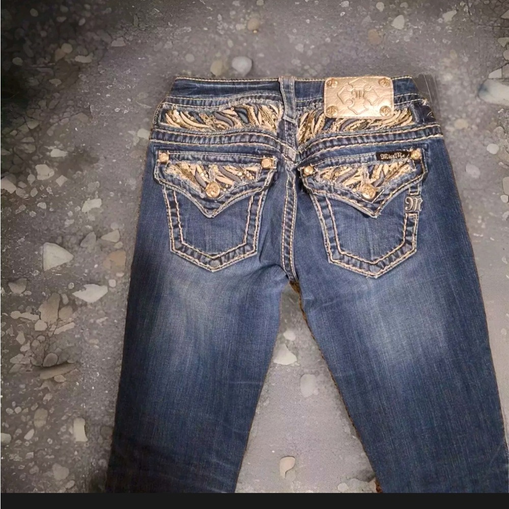 Miss Me Western blue jeans. Low rise Bootcut. NO Lowballers